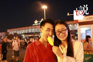 情侣吃瓜合照,甜蜜瞬间定格！