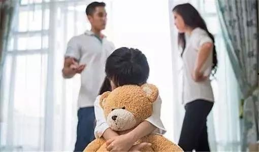 爸妈吵架孩子吃瓜,孩子视角下的爸妈吵架