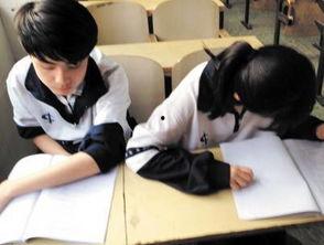 男女同桌互动同学吃瓜,男女同桌互动，同学吃瓜热议不断