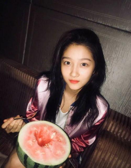 吃瓜写真女,捕捉校园女生的活力瞬间