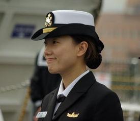 外国女兵吃瓜事件,背后故事引人关注