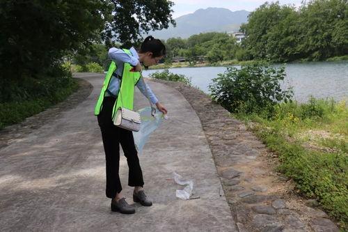 河边俩人吃瓜,俩人吃瓜，揭秘生活百态